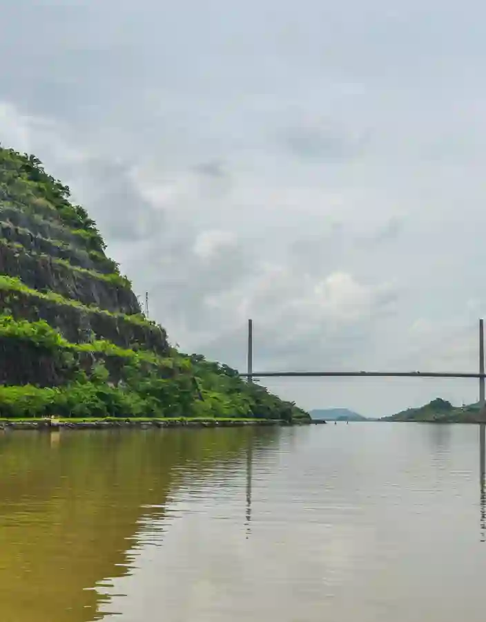 Den moderna Centennial Bridge sträcker sig högt över Panamakanalen.