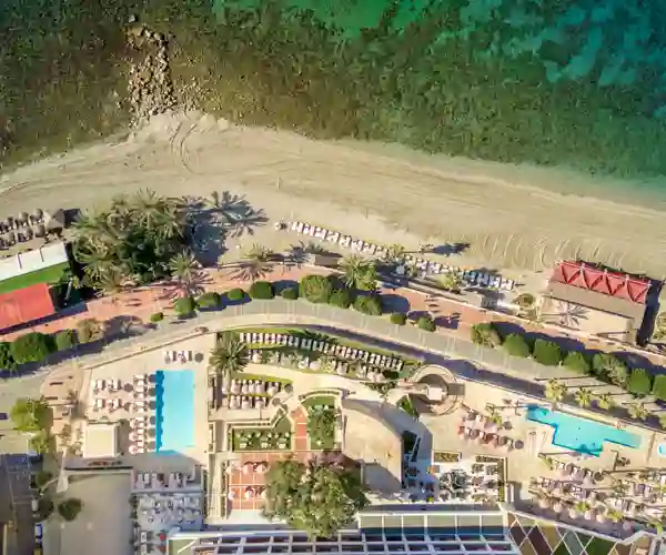 Oversikt, hotellet ligger rett ved stranden