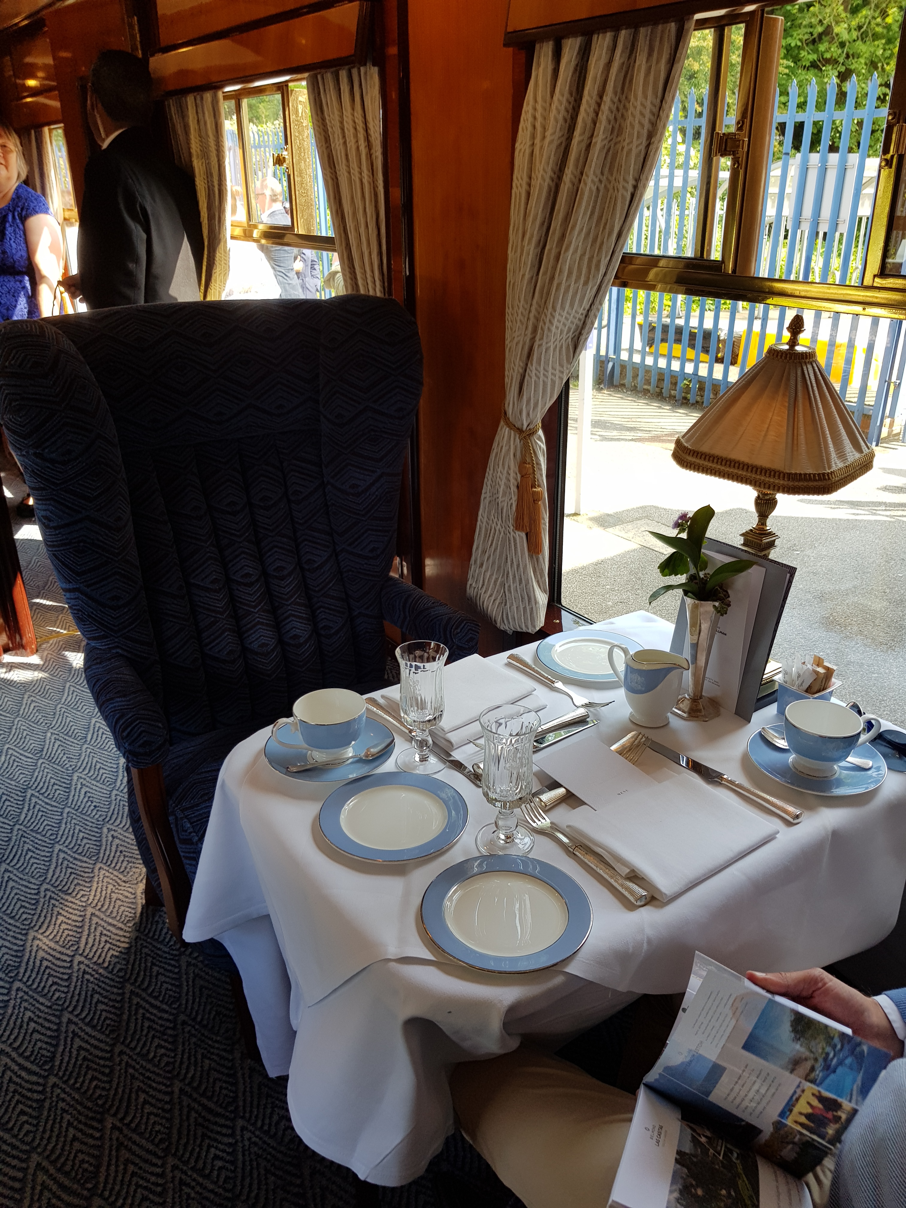 Afternoon tea om bord i British Pullman
