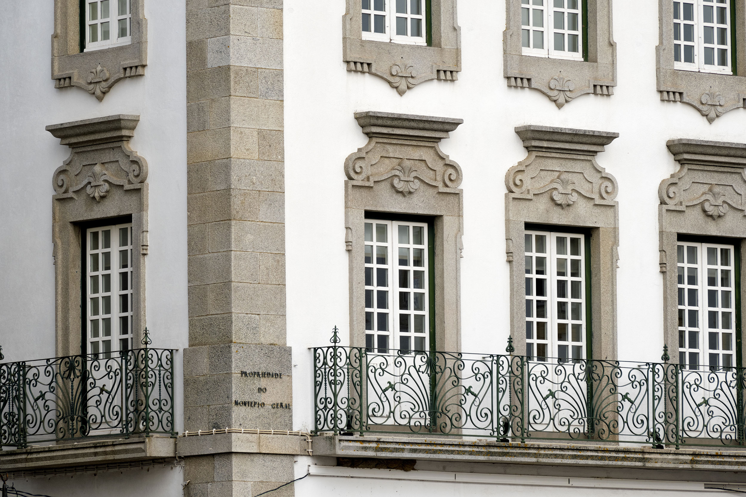 Historiske bygninger langs Praça do Giraldo