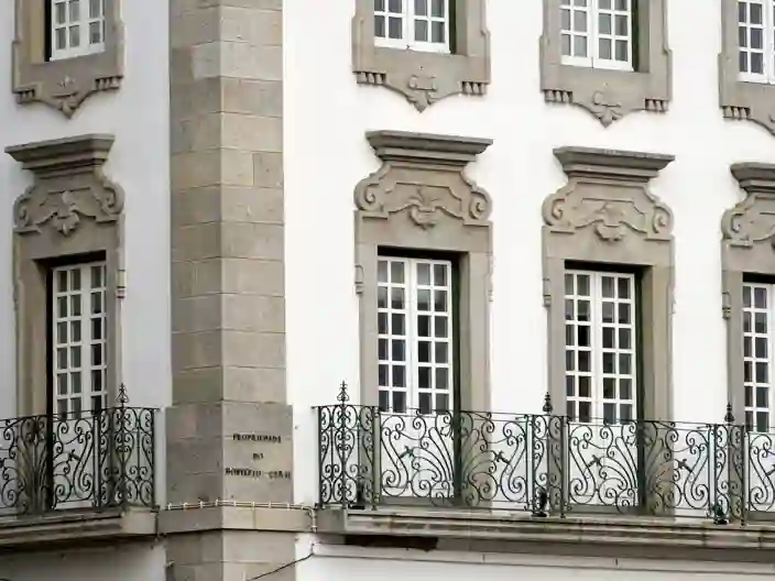Historiske bygninger langs Praça do Giraldo