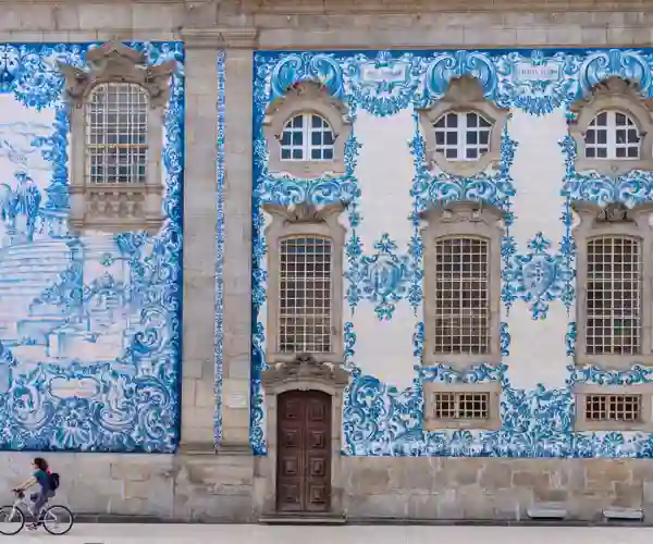 De hvide og blå fliser