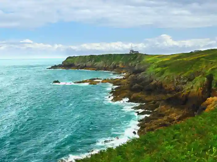 Vacker och dramatisk kust i Bretagne Frankrike