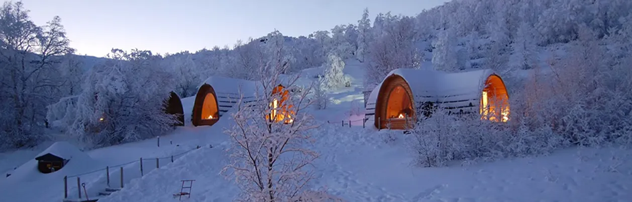 Mysiga varma stugor på Kirkenes Snow Hotel