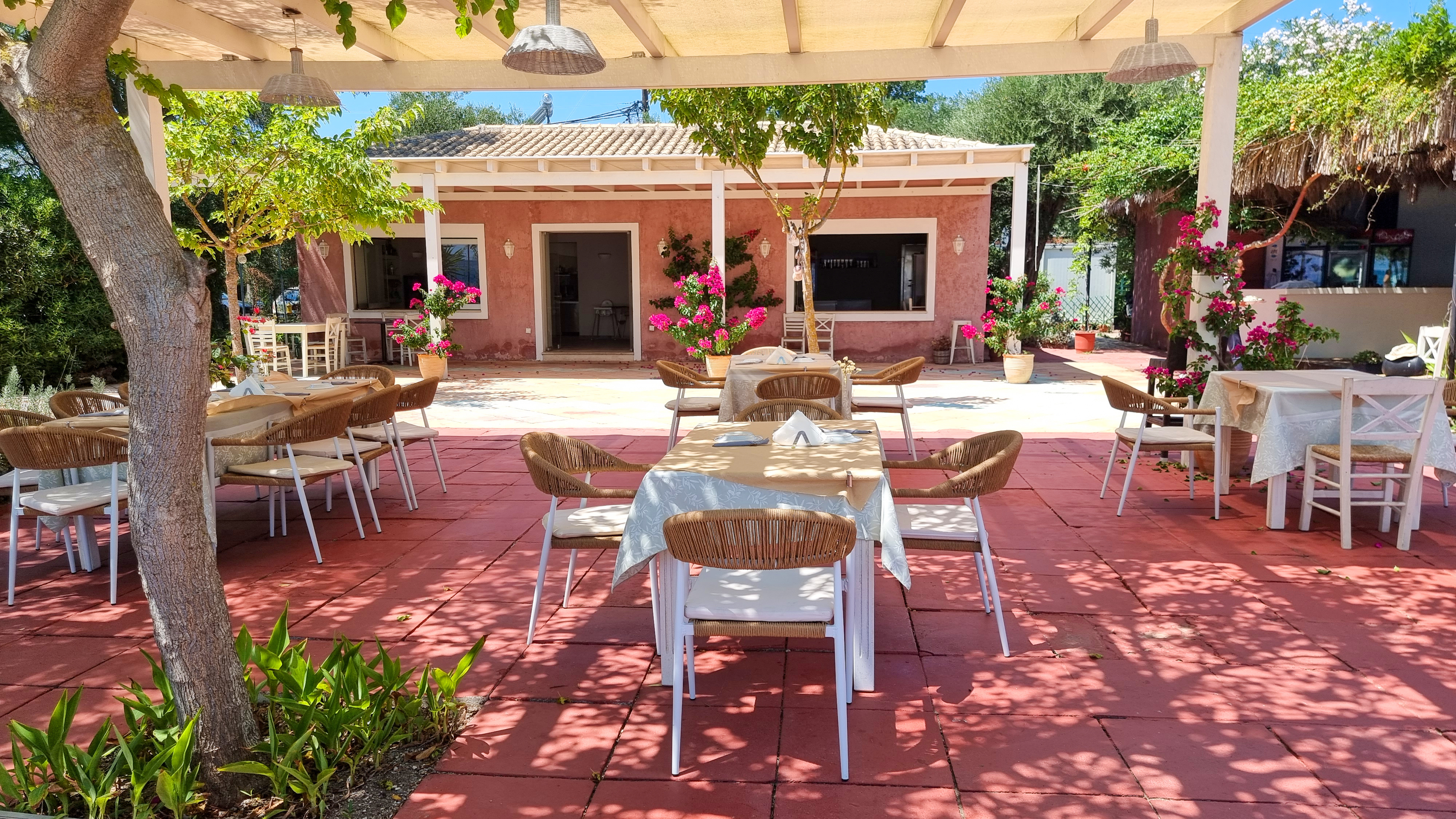 En koselig restaurant i Dassia