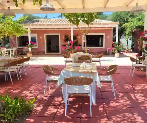 En koselig restaurant i Dassia