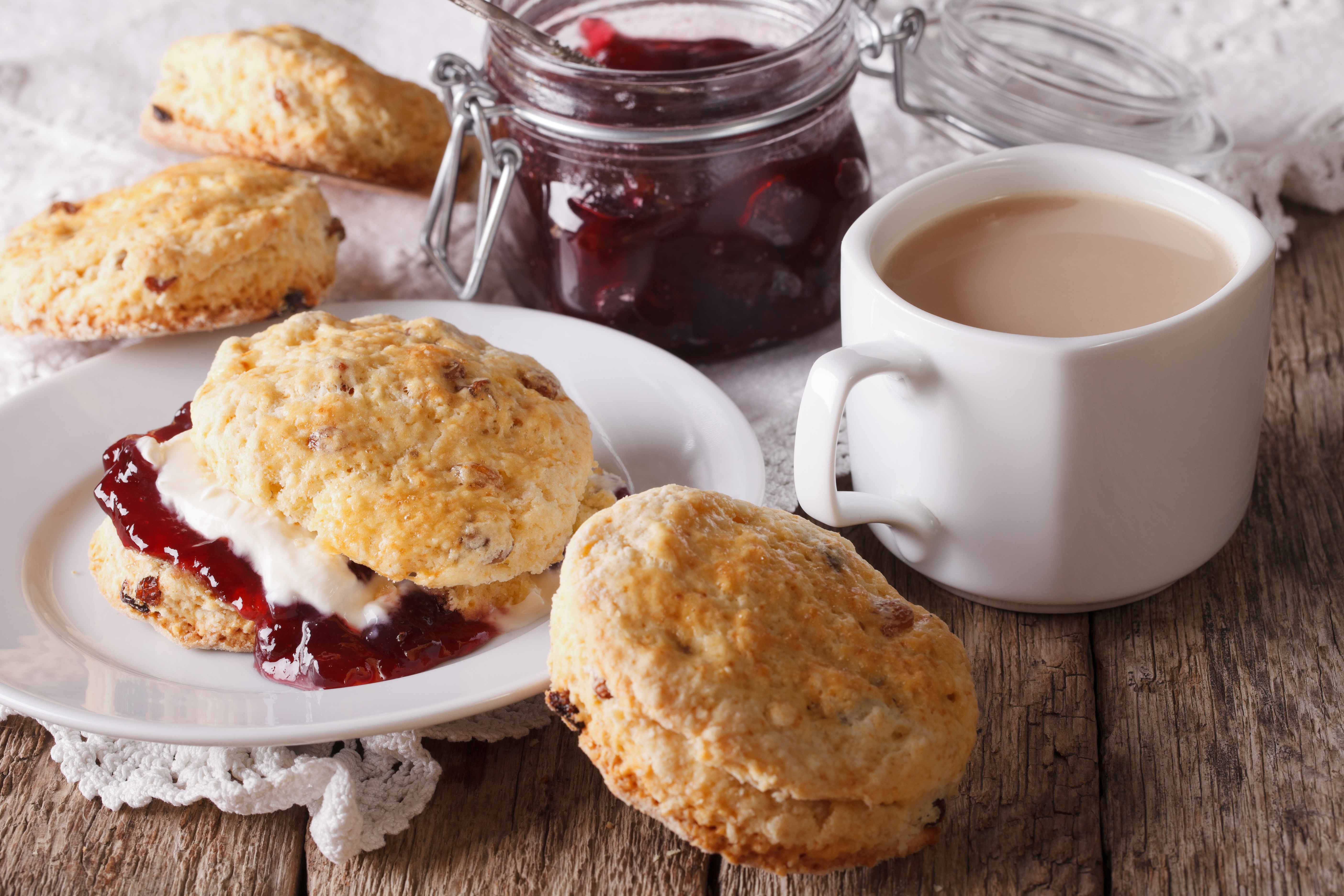 Scones med syltetøj (jam) og te