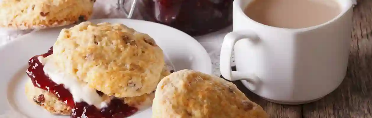 Scones med syltetøj (jam) og te