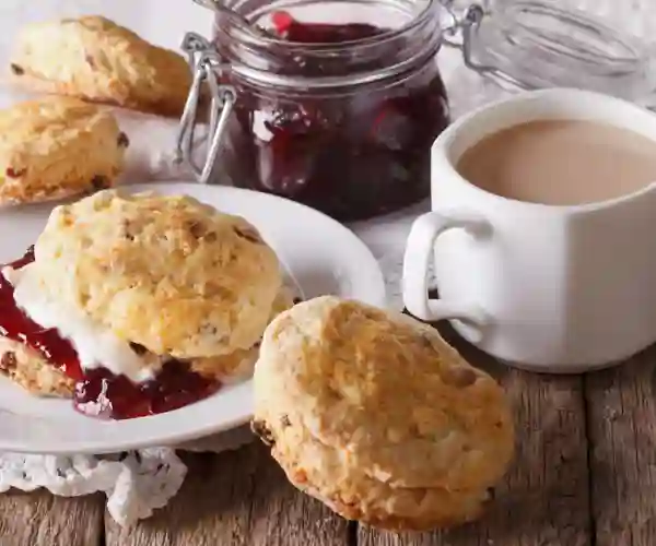 Scones med syltetøj (jam) og te