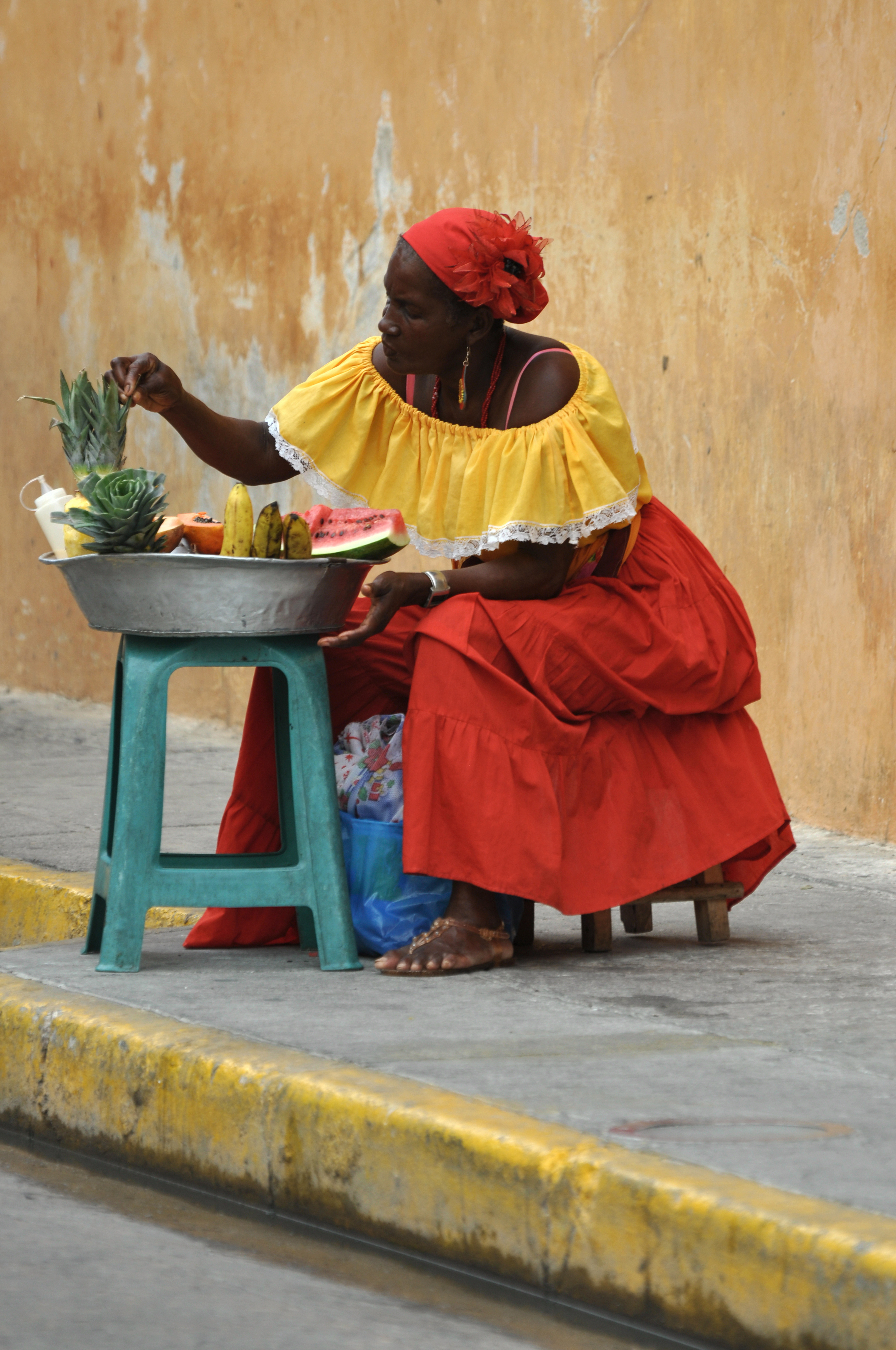 Färgglatt klädd kvinna i Cartagena Colombia