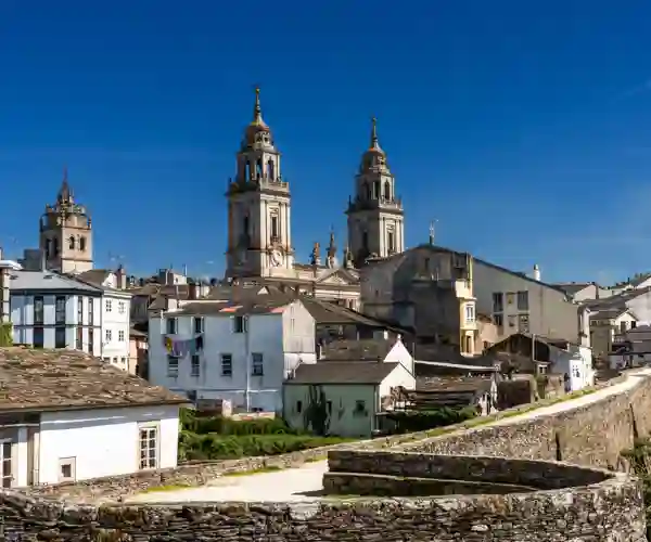Udsigt over Lugo Katedralen og de romerske bymure