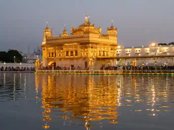 Berømte Gyldne Tempel i Amritsar ved skumring