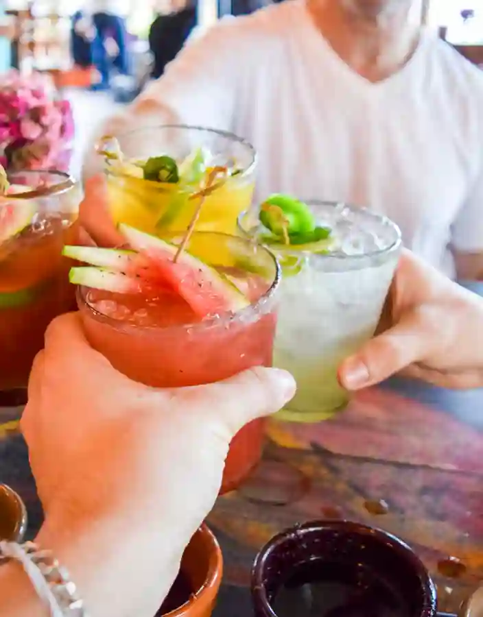 Den klassiska mexikanska drinken margarita serverad i glas med saltad kant.