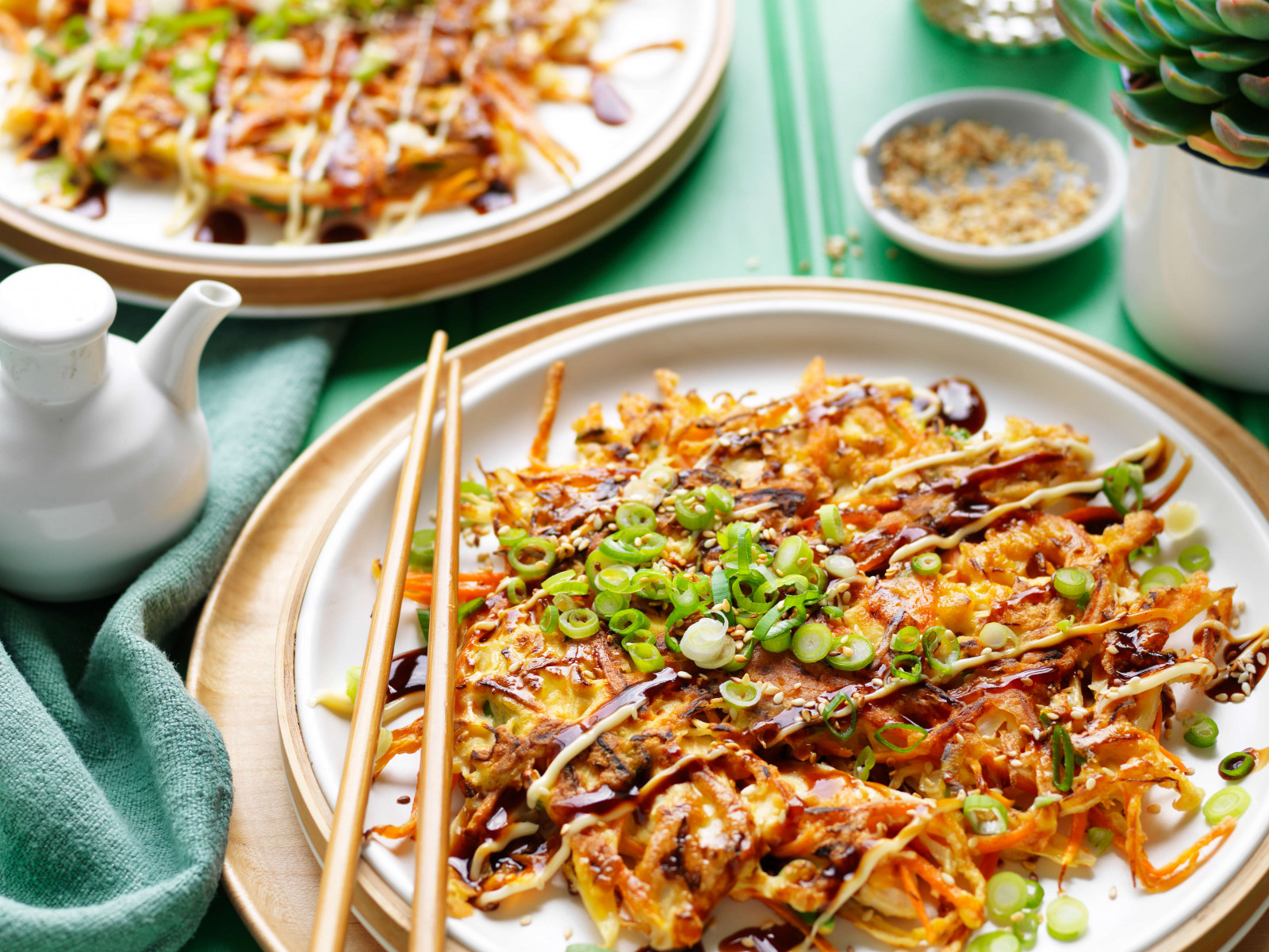 Den klassiska japanska rätten okonomiyaki tillagas färsk.