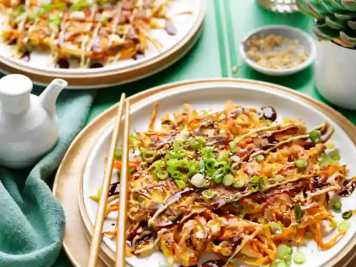 Den klassiska japanska rätten okonomiyaki tillagas färsk.
