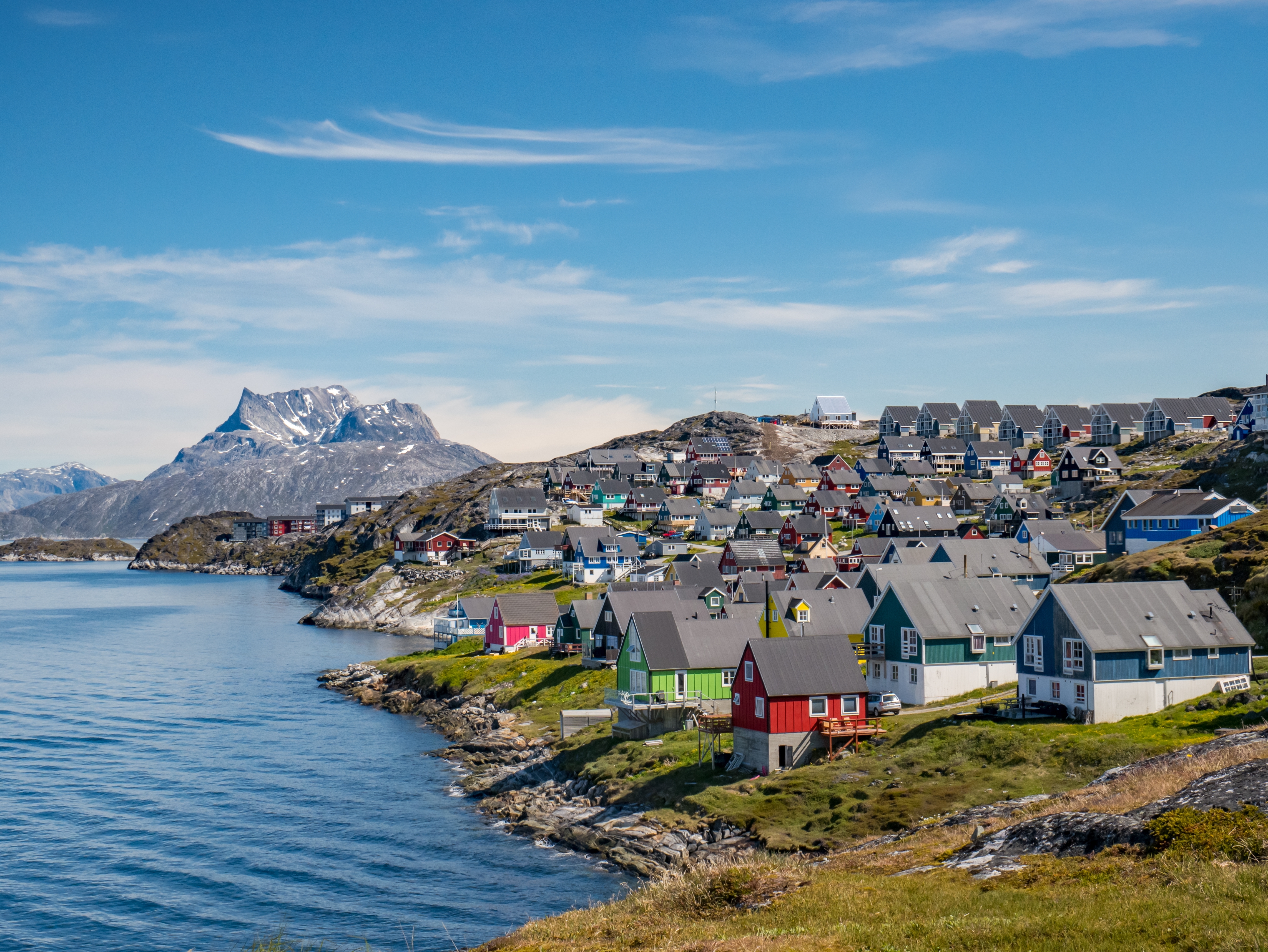 Vy över Nuuks färgglada så hus vid havet en solig dag