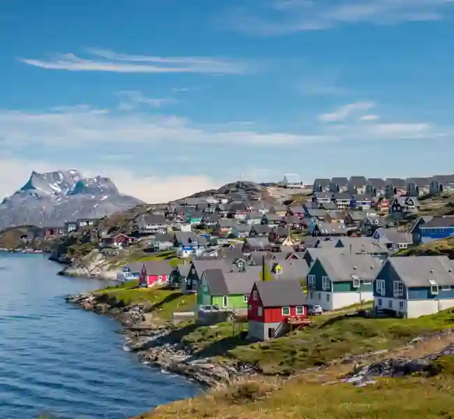 Vy över Nuuks färgglada så hus vid havet en solig dag