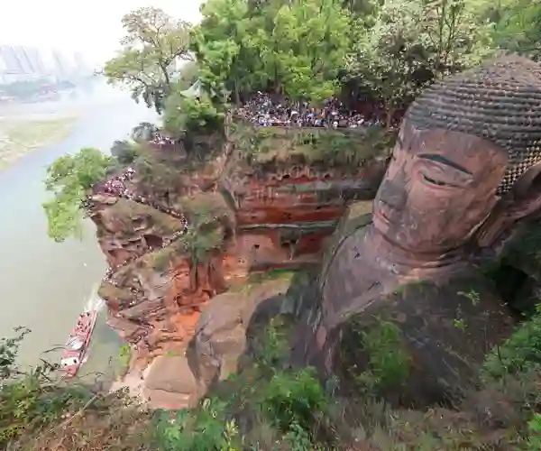 Verdens største Buddha-statue i Leshan, 71 meter høy