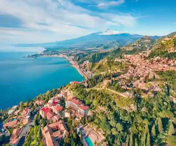 Udsigt fra det antikke teater i Taormina