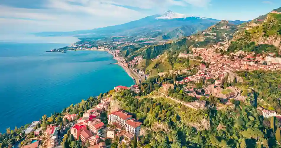 Udsigt fra det antikke teater i Taormina