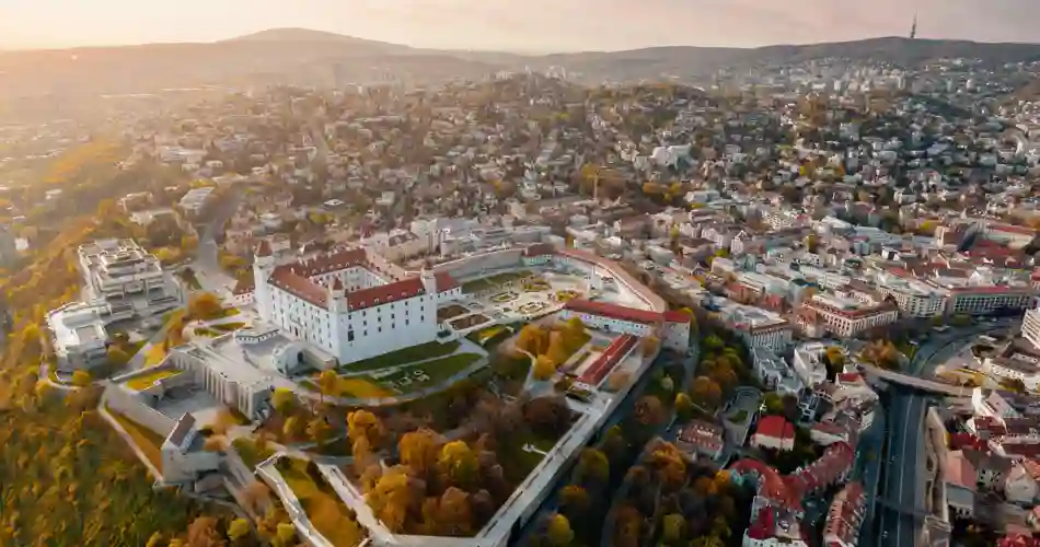 Vy över Bratislava med slottet