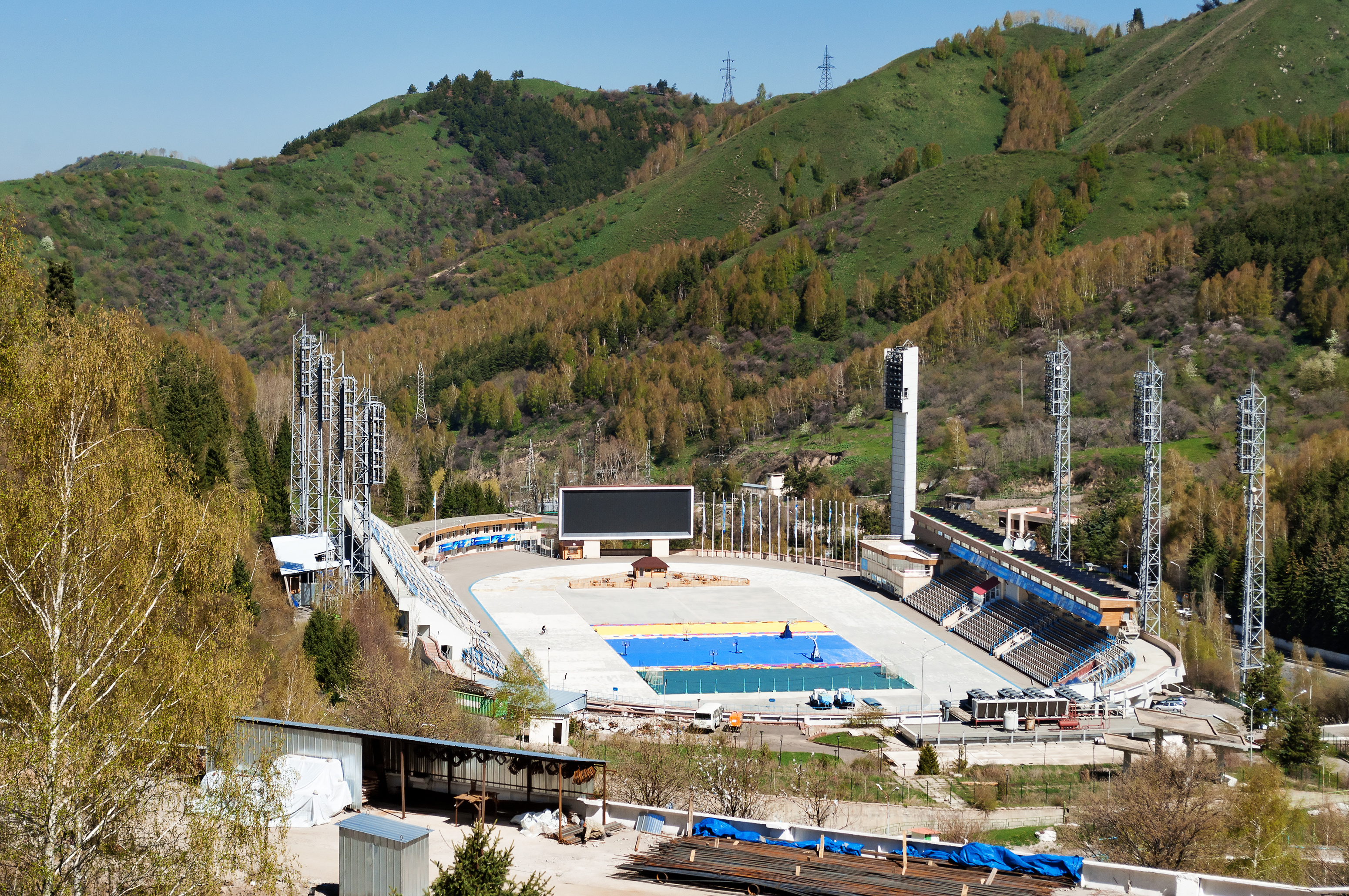 Skøytebanen i Medeu om høsten