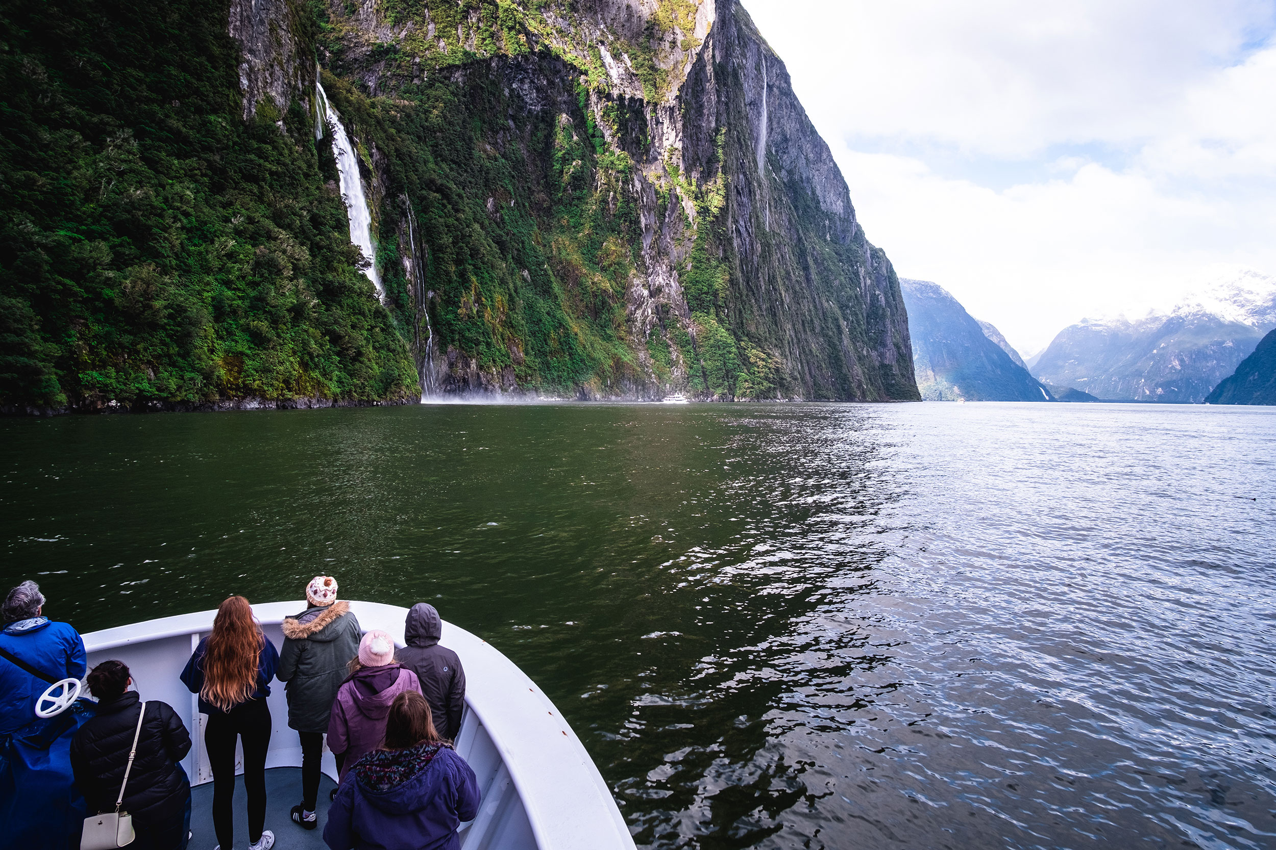 Tæt på vandfaldet i Milford Sound