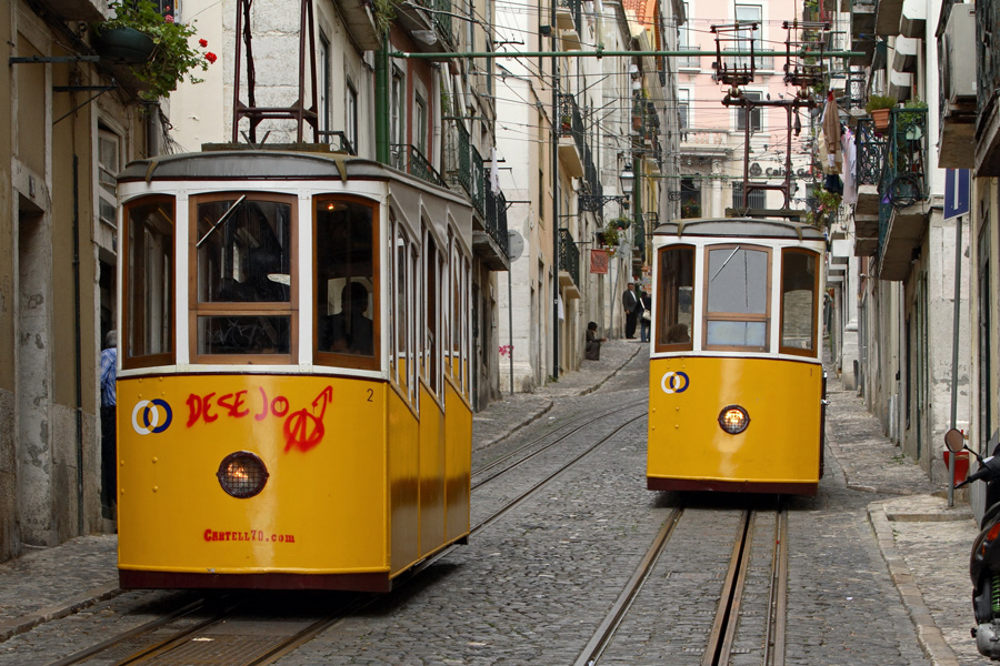 Gula spårvagnar i smala gränder i Lissabon