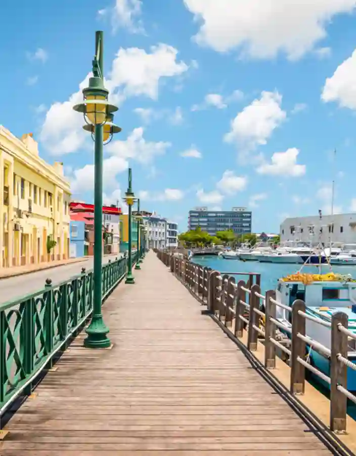En vacker strandpromenad vid marinan i Bridgetown på Barbados.
