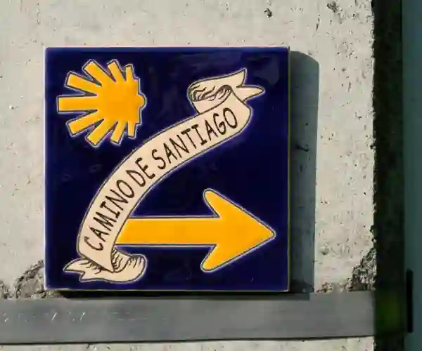 Keramiske fliser med Sankt Jakobsvejen's insignier