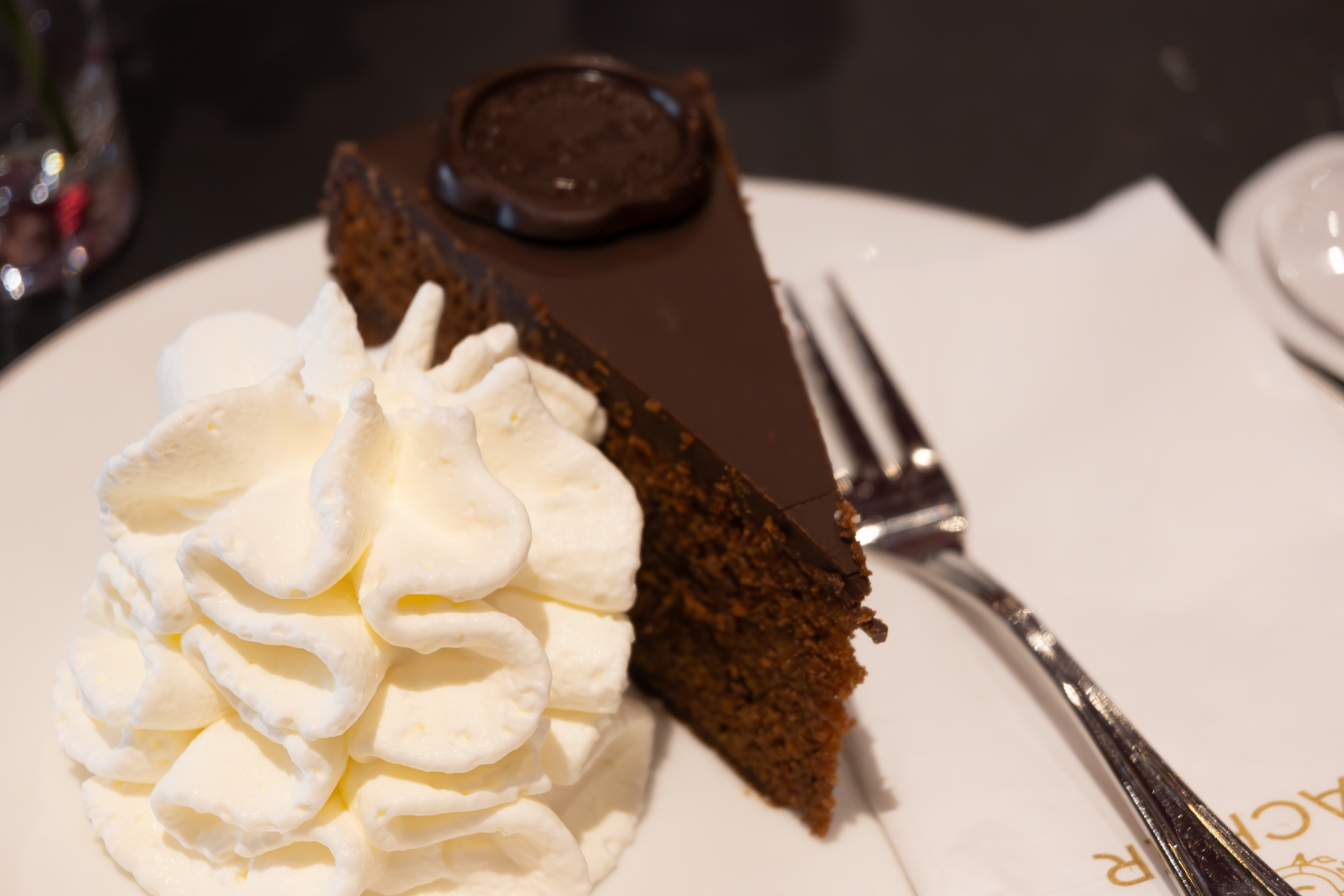 Sachertorte Chokoladekage Med Abrikosmarmelade Med Flødeskum
