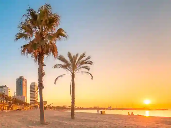 Stranden i Barcelona i soluppgången