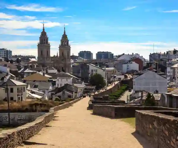 Katedralen og den romerske mur i Lugo