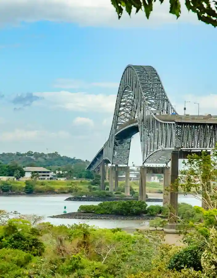 Den berömda bron som förbinder Nord- och Sydamerika över Panamakanalen.
