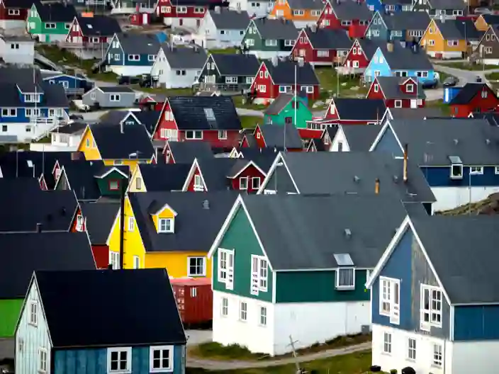 Färglada hus i Nuuk som är huvudstad på Grönland