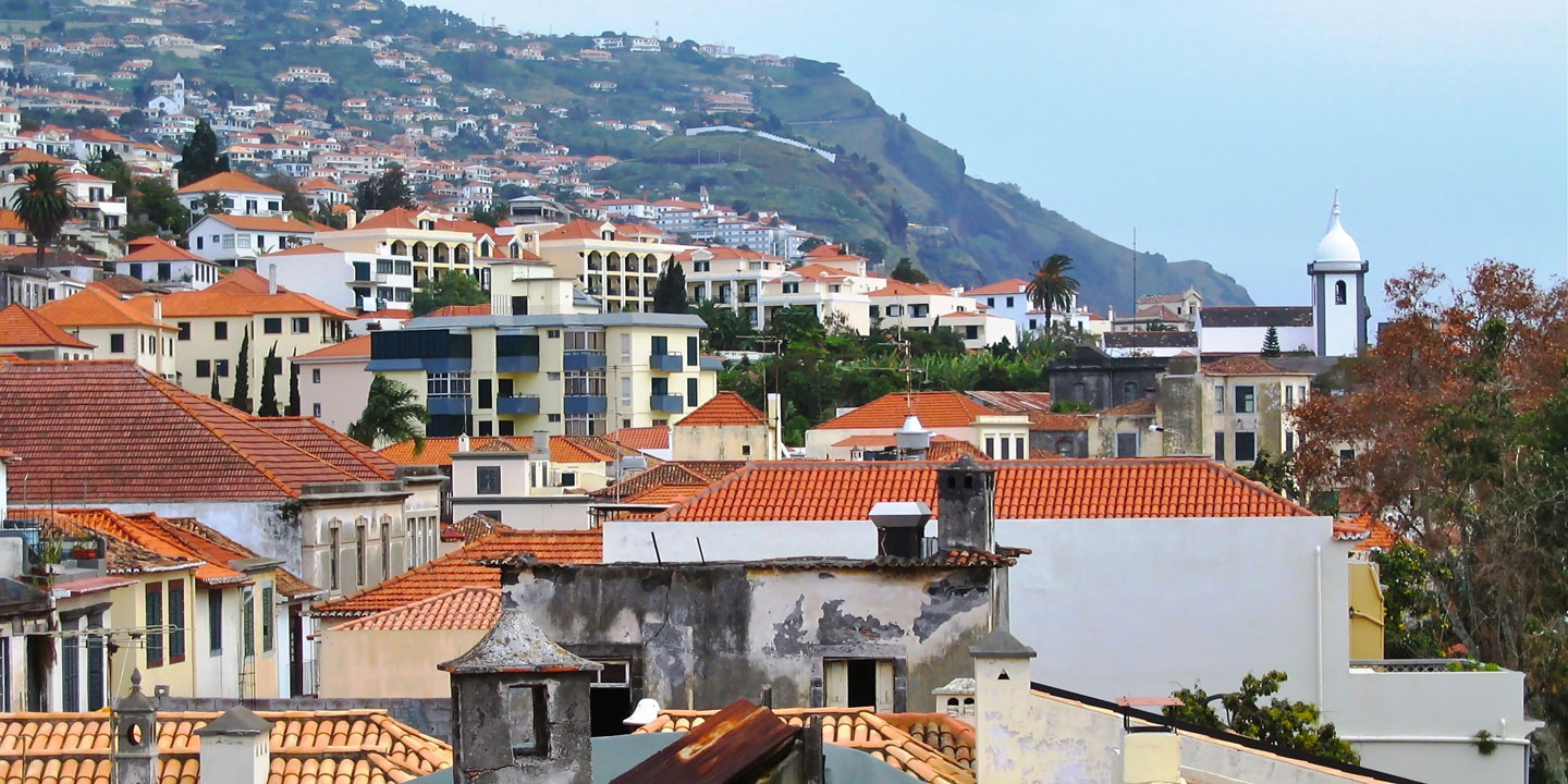 Vita hus med orange tegeltak i Funchal