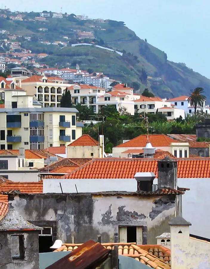 Vita hus med orange tegeltak i Funchal