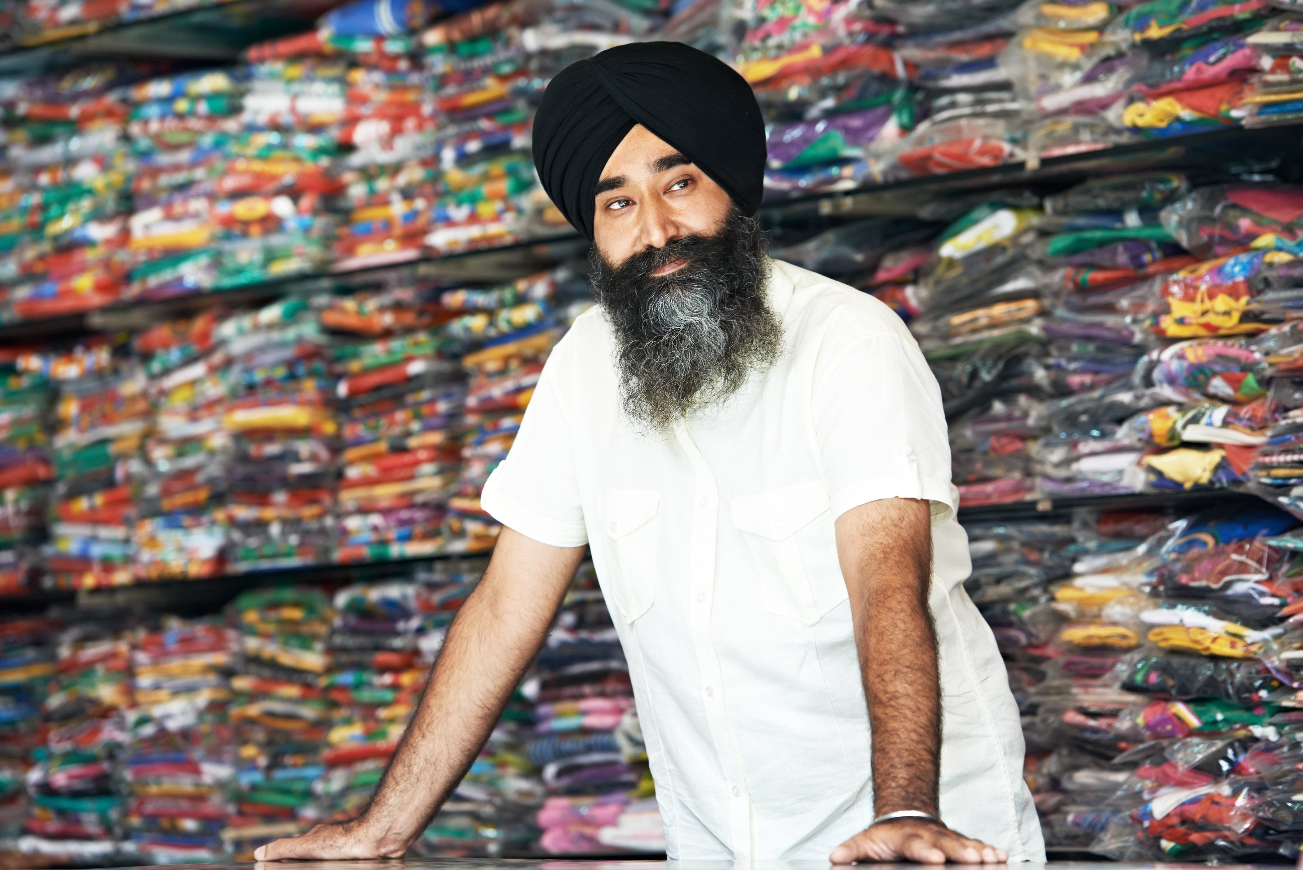 En ung mand arbejder som sælger – med baggrund i den sikhiske tradition