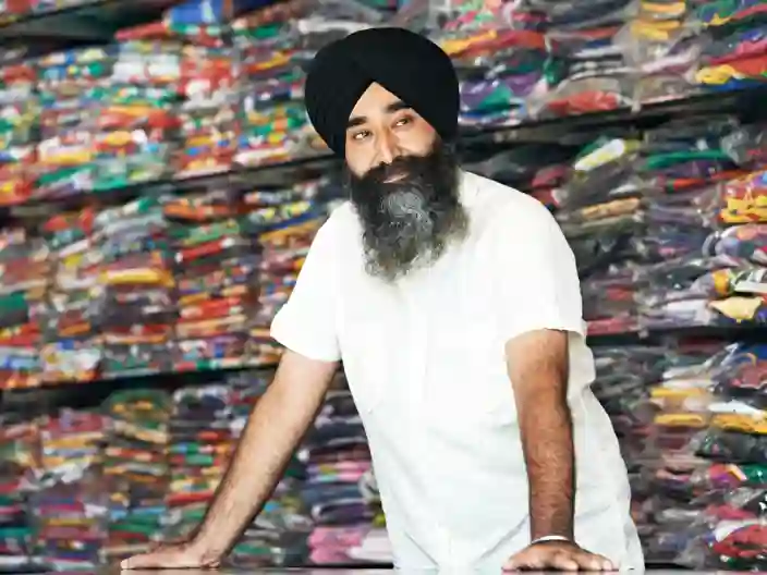 En ung mand arbejder som sælger – med baggrund i den sikhiske tradition