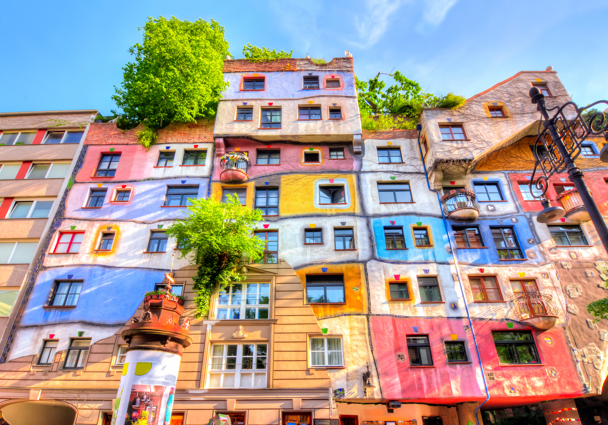 Hundertwasser hus i Wien, et unikt og fargerikt boligkompleks