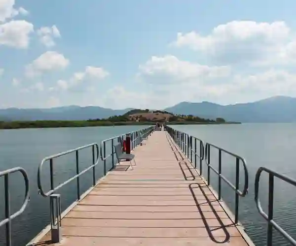 Gangbro til den lille ø Agios Achillios