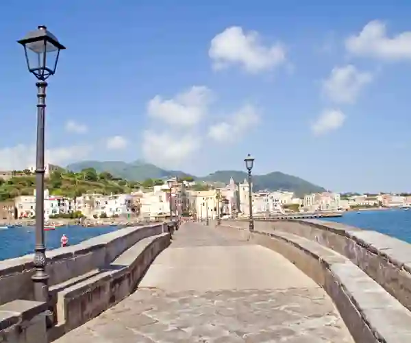 Broen over til Castello Aragonese