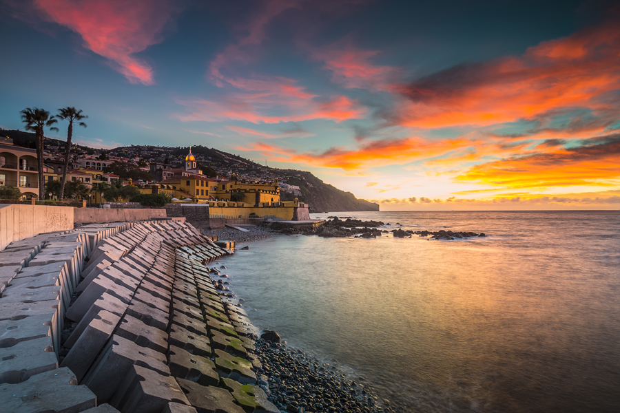 Soluppgång över havshorisonten i Funchal