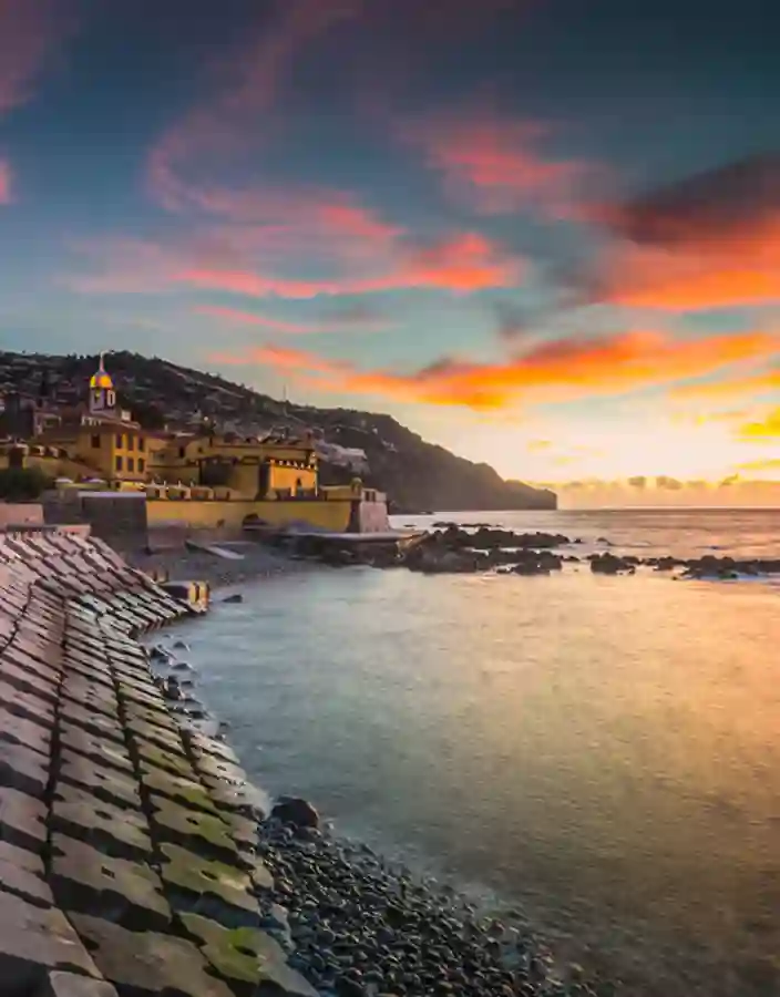 Soluppgång över havshorisonten i Funchal