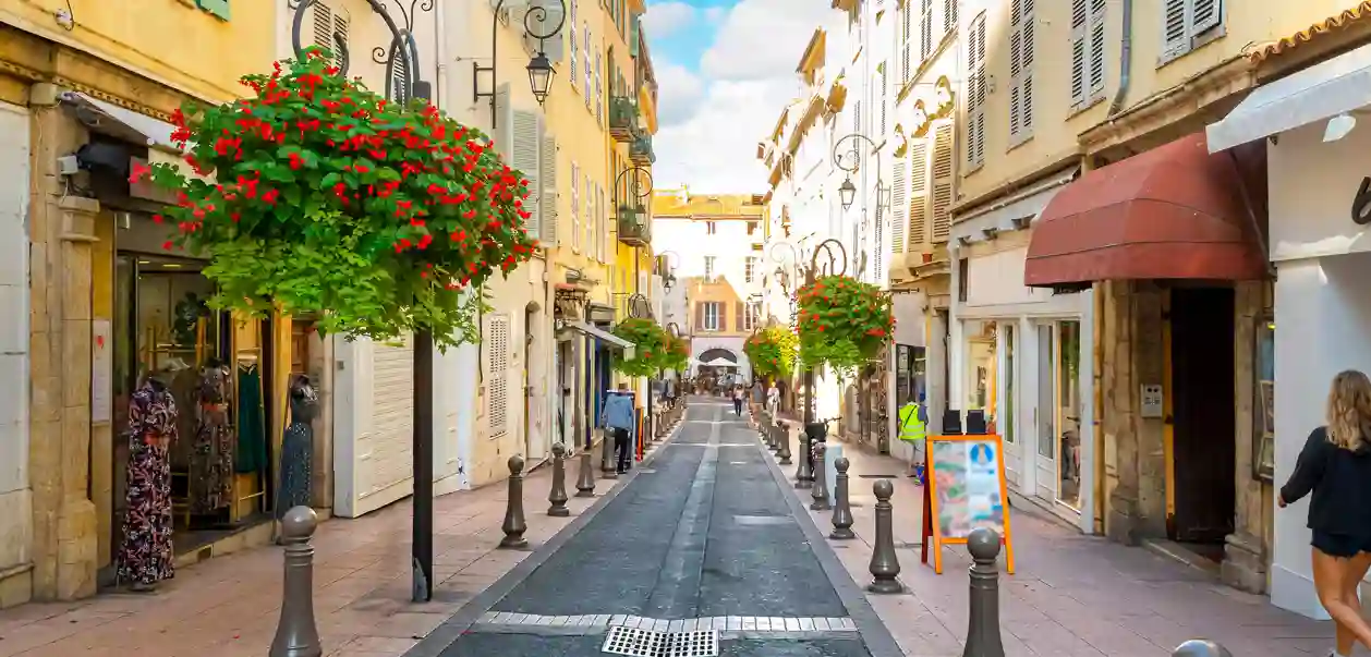 Typisk gade i det gamle Antibes