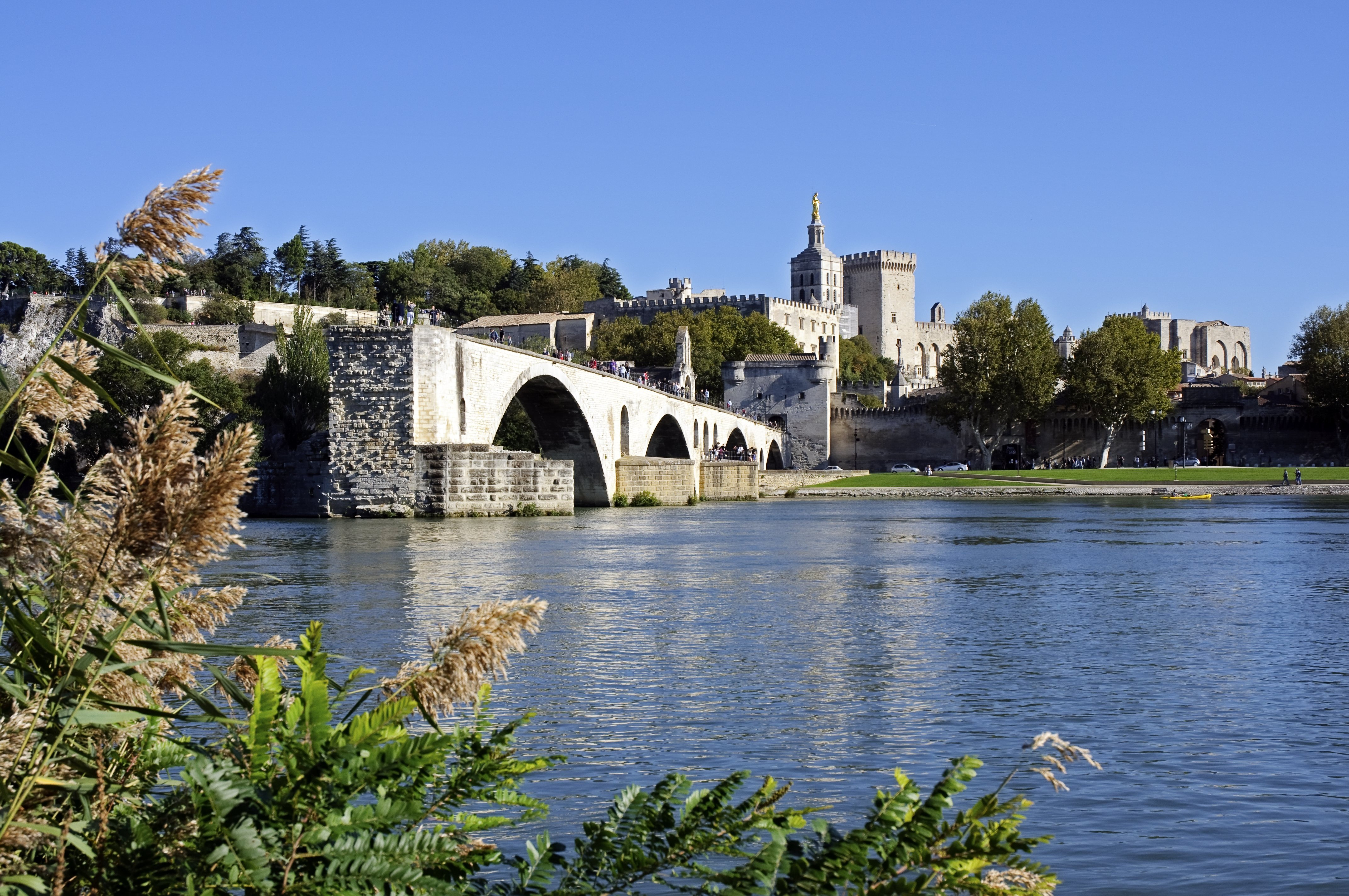 Den medeltida broruinen Pont Saint-Bénézet i Avignon
