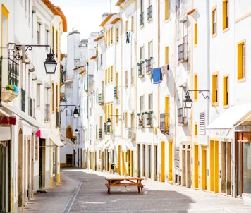 Lille gade i Evora, med de farverige huse