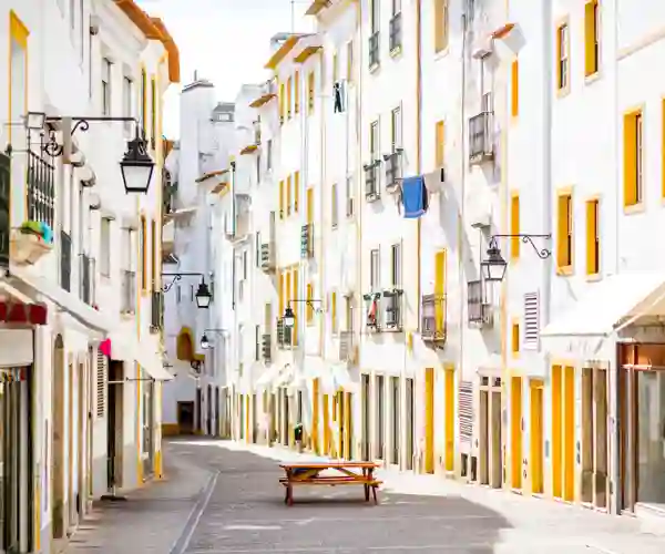 Lille gade i Evora, med de farverige huse