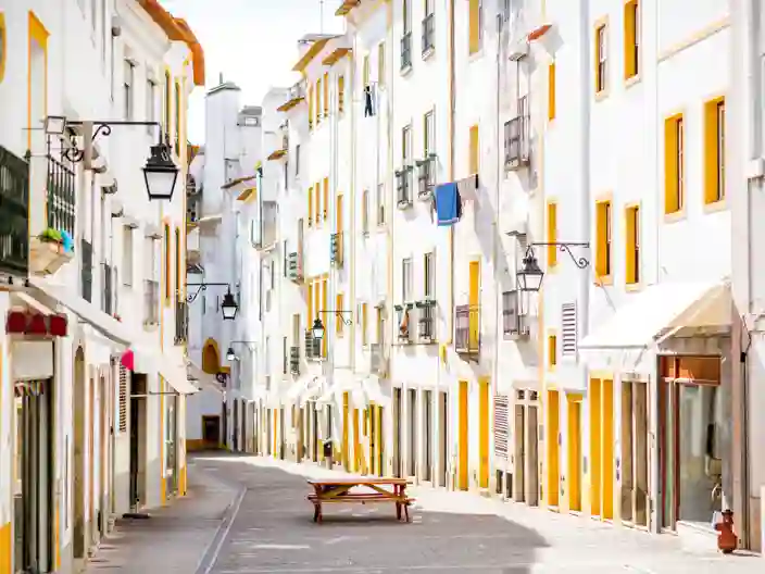 Lille gade i Evora, med de farverige huse