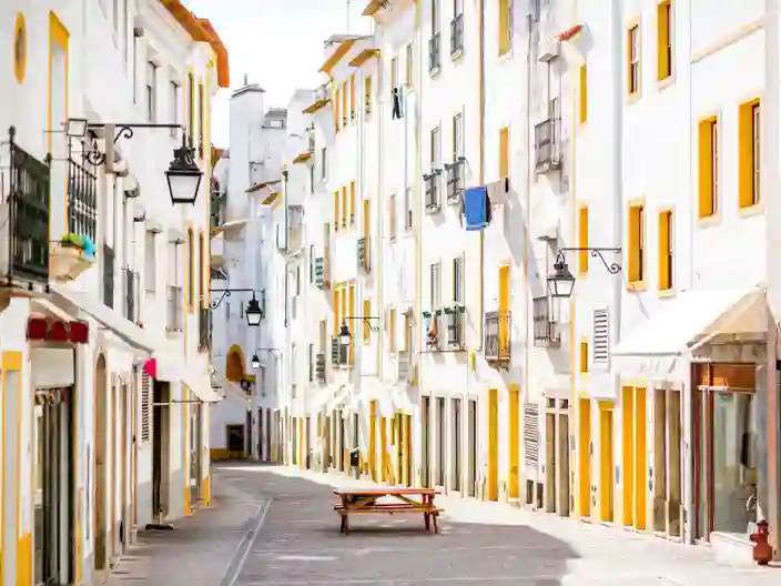 Lille gade i Evora, med de farverige huse